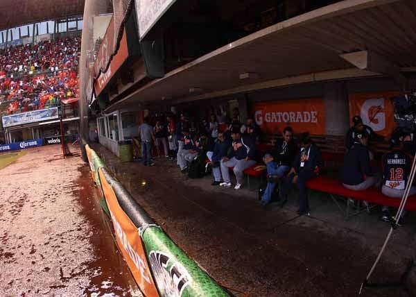 Los jugadores se resguardan de la lluvia. FOTO: BERNARDO MALDONADO