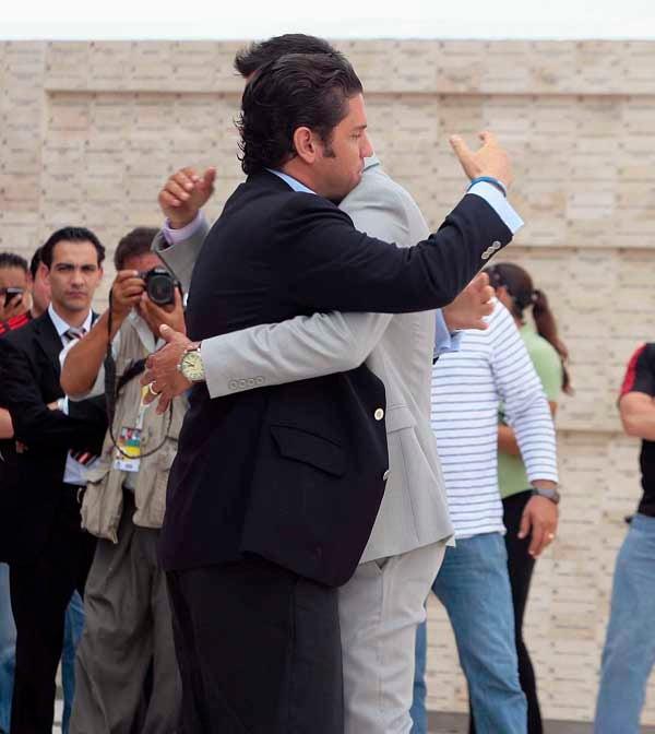 Irarragorri felicitó al delantero mexicano. FOTO: ÓSCAR RAMÍREZ