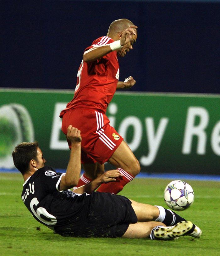 El conjunto merengue jugó vestido de rojo. FOTO: EFE