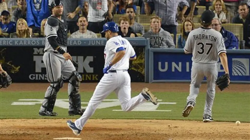 Wild pitch de Matt Thornton da victoria a Dodgers