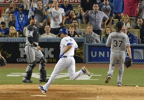 Wild pitch de Matt Thornton da victoria a Dodgers