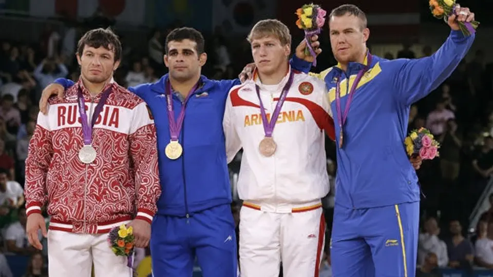 Irán y Corea suman Oro en lucha grecorromana