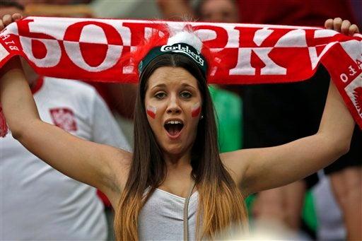 Las aficionadas apoyaron a su selección en todo momento l AP