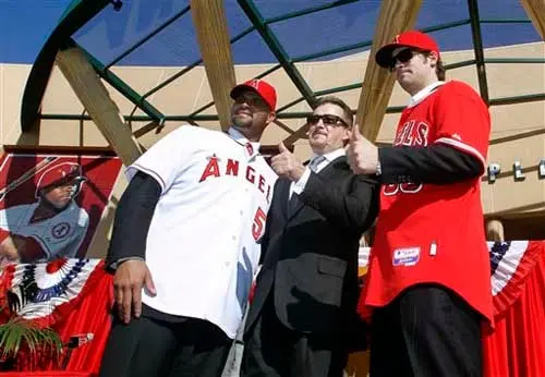 Albert Pujols es presentado con los Angelinos