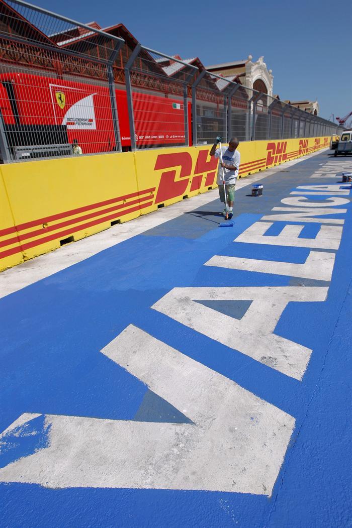 Se realizan trabajos de limpieza en el circuito urbano de Valencia. FOTO: EFE