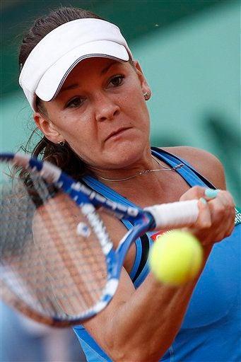 Agnieszka Radwanska cae ante la rusa 7-6 (4) y 7-5. FOTO: AP