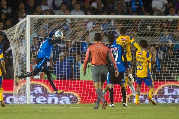Fue anulado un gol al Bofo por fuera de lugar. FOTO: CÉSAR VICUÑA