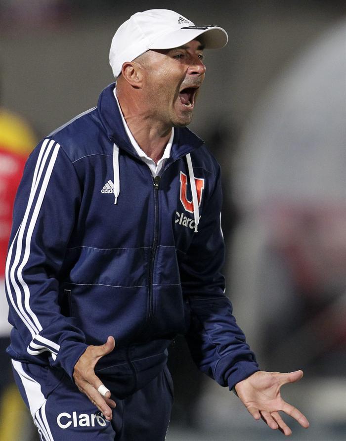 Jorge Sampaoli, entrenador de la U. de Chile da instrucciones. FOTO: EFE