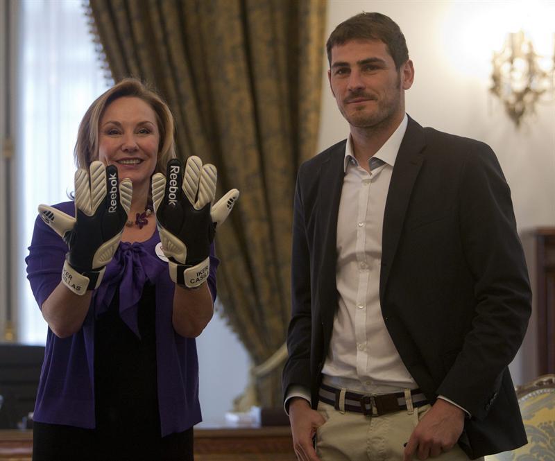 El campeón del mundo el obsequió el par de guantes que usó durante Sudáfrica 2010. FOTO: AP