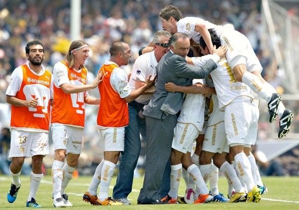 Los Pumas celebran el primer gol del partido (FOTO: MEXSPORT)