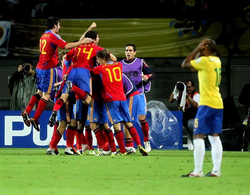 España celebró su gol. FOTO: EFE