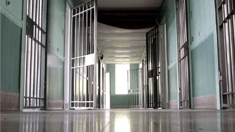 Contrató a su amigo para pagar su condena