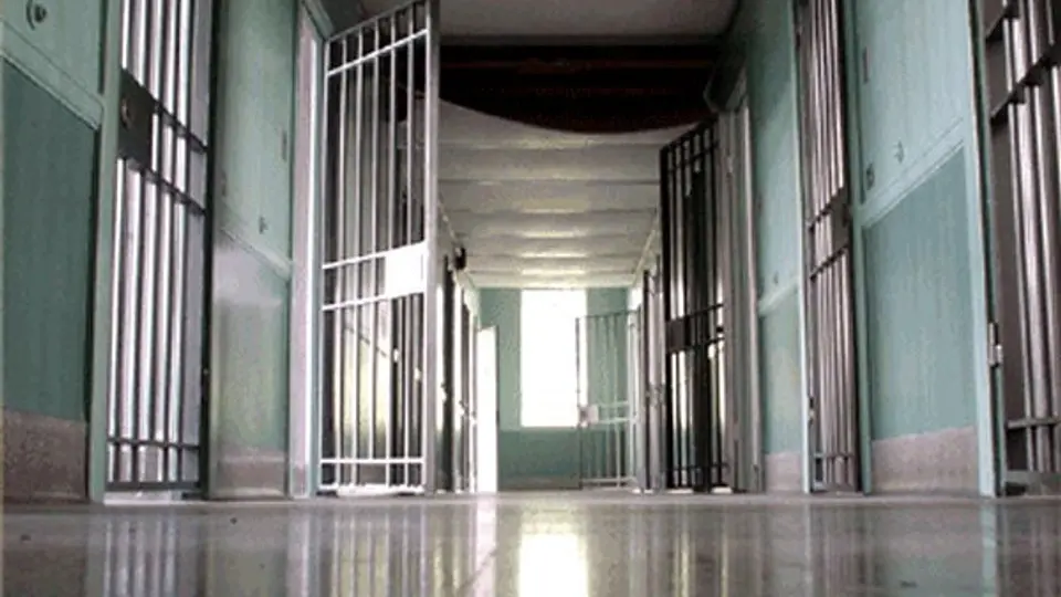 Contrató a su amigo para pagar su condena