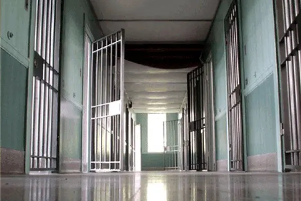 Contrató a su amigo para pagar su condena