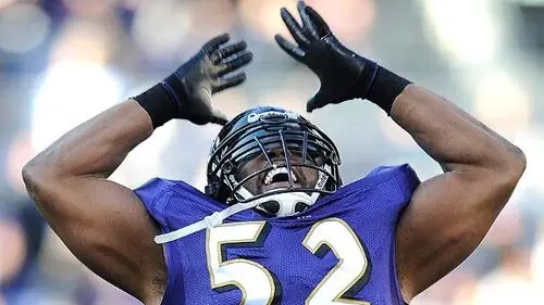 Ray Lewis hombre insignia de los Cuervos | AP