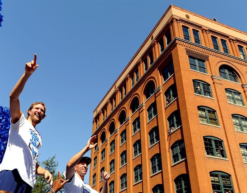 Dirk Nowitzki, el MVP disfrutó del recorrido con los fans. FOTO: EFE