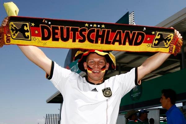 Seguidores alemanes sacan sus bufandas y playeras germanas. FOTO: JORGE BARAJAS