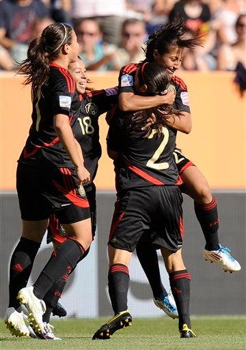 Desde los primeros minutos del encuentro, las mexicanas ya celebran la ventaja. FOTO: AP
