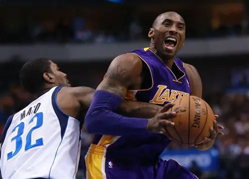 Lakers ganan por primera vez como visitantes