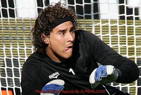 Durante el calentamiento. FOTO: ac-ajaccio.com
