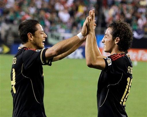 Guardado celebra con Chicharito. FOTO: AP