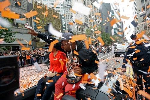 Multitudes vestidas de negro y naranja inundaron las calles| AP