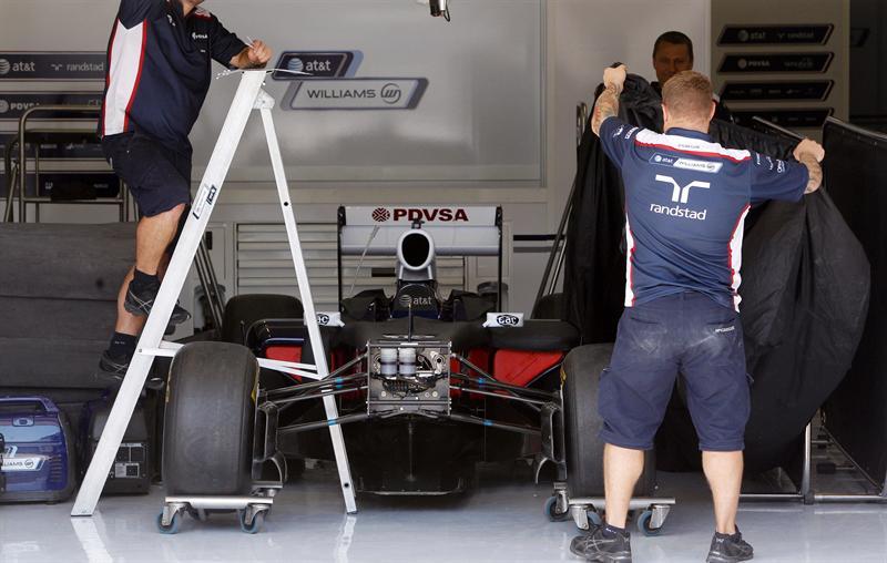 Mecánicos de Williams trabajan en el monoplaza. FOTO: EFE