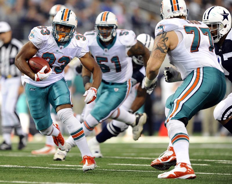 Daniel Thomas de Miami corre con el oviode. FOTO: EFE