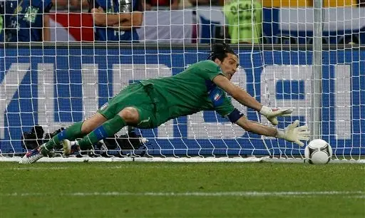 Buffon en el momento en el que atajó un penal l AP