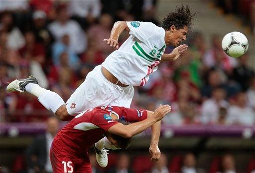 Bruno Alves y Baros disputando el esférico l AP