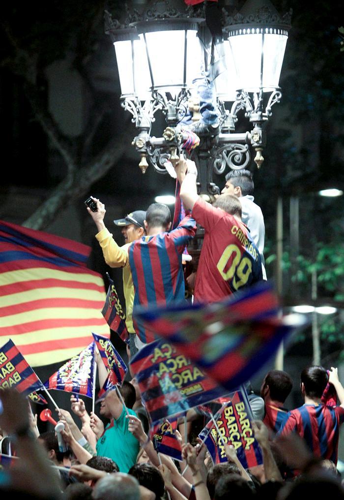 Aficionados celebraron en la fuente de Canaletas de las Ramblas (FOTO: EFE)