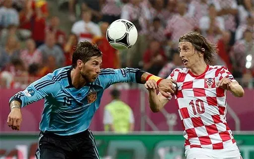 Luka Modric y Sergio RAmos disputando el esférico l AP