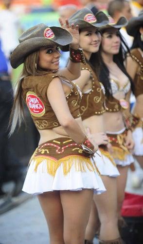 Las guapas del Tigres vs Pumas en El Volcán