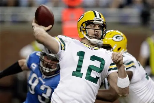 El quarterback Aaron Rodgers lanza el ovoide.FOTO: AP