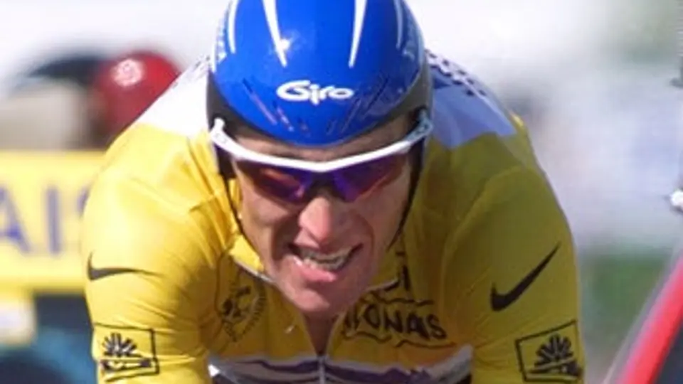 Francia quiere que la UCI le retire sus títulos a Armstrong