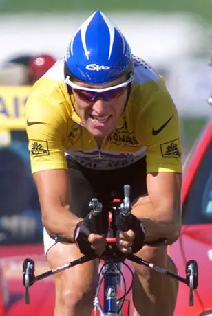 Francia quiere que la UCI le retire sus títulos a Armstrong