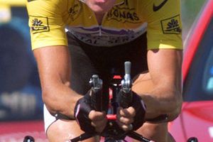 Francia quiere que la UCI le retire sus títulos a Armstrong