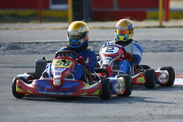 El piloto regiomontano practicó un poco y se divirtió con su hermano. FOTO: JOEL BRAVO