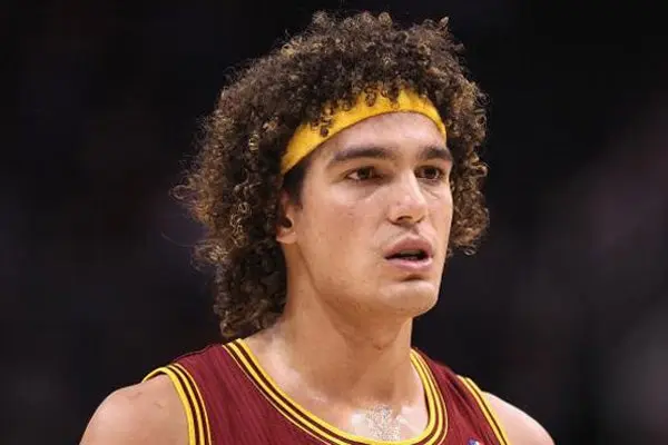 Varejao todavía no se recupera de su lesión en la rodilla