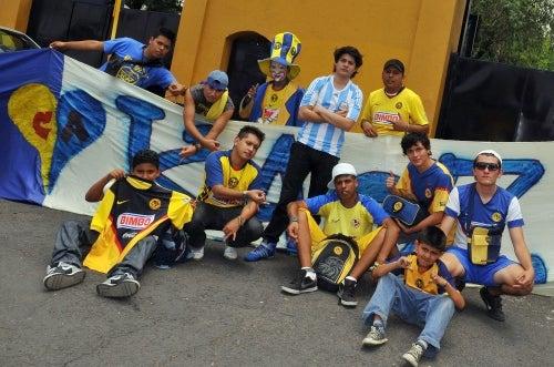 Porras como la 'Monumental', 'Disturbio' y 'Ritual del Kaos', visitaron al América para desearle suerte (FOTO: RICARDO FLORES)