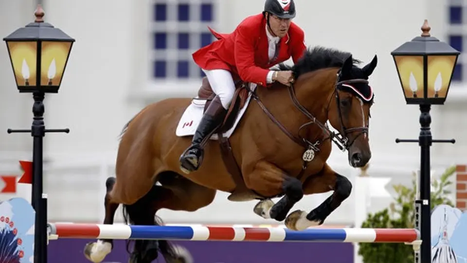 Jinete compite en sus décimos juegos olímpicos