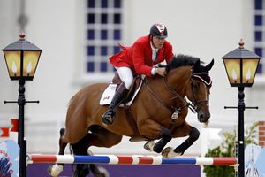 Jinete compite en sus décimos juegos olímpicos