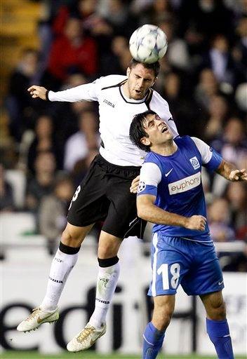 Victor Ruiz y  Elyaniv Barda disputan el balón. FOTO: AP