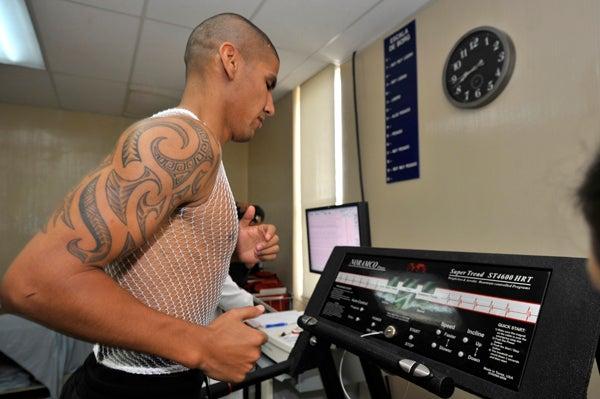En el Departamento de Medicina Deportiva de la UANL realizó sus pruebas para ultimar detalles de su fichaje. FOTO: DANIEL GÁMEZ