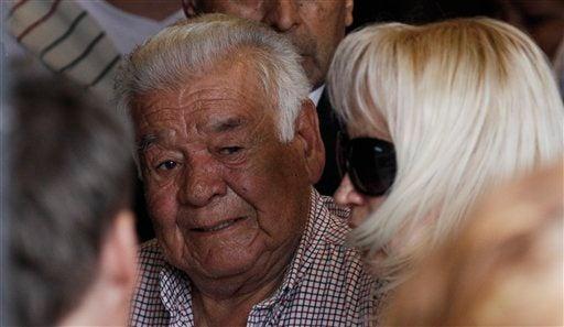 Maradona se dejó ver brevemente, antes de subir a su camioneta para formar parte del cortejo fúnebre. FOTO: AP