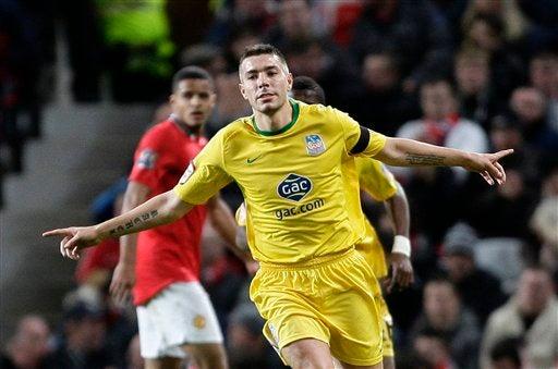 Darren Ambrose abrió el marcador con un golazo. FOTO: AP