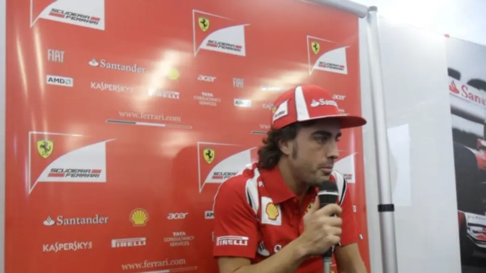 Fernando Alonso elogia la temporada debut de Checo Pérez