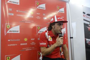 Fernando Alonso elogia la temporada debut de Checo Pérez