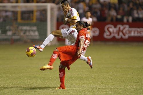 Ambos cuadros disputaron con fuerza el esférico | MEXSPORT