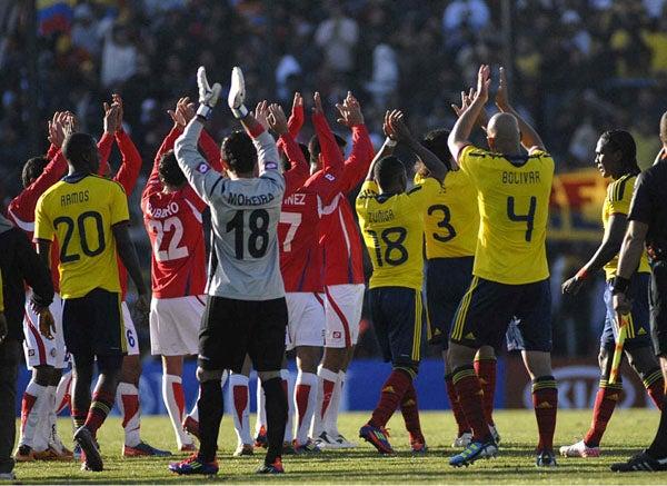 Ambos equipos agradecieron a la tribuna. FOTO: MEXSPORT